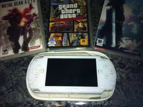 Sony PSP White Console - 1GB Stick and 5 Games - Crazy R1 Auction!!!